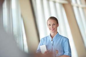 femme médecin avec tablette photo