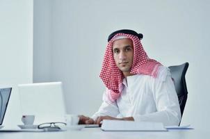 homme d'affaires arabe au bureau lumineux photo