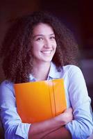 jeune femme d'affaires au bureau photo