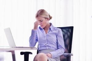 femme d'affaires au bureau photo