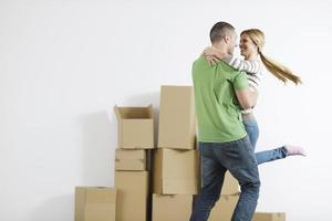 jeune couple emménageant dans une nouvelle maison photo