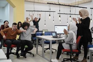 course sur chaises de bureau photo