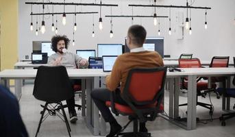 amis au bureau jouant avec une balle anti-stress photo