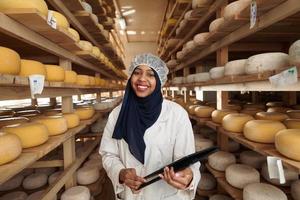 femme d'affaires musulmane noire africaine dans une entreprise de production de fromage locale photo