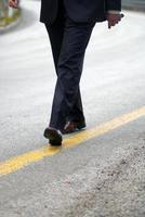 .homme d'affaires marchant sur la ligne jaune photo