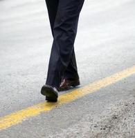 .homme d'affaires marchant sur la ligne jaune photo