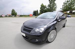 voiture rapide se déplaçant avec le flou de mouvement photo