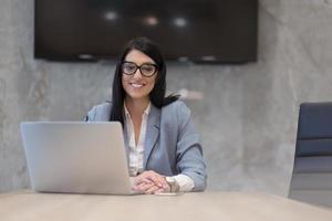 femme d'affaires utilisant un ordinateur portable au bureau de démarrage photo