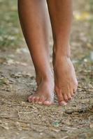 femme pieds nus à pied en plein air photo