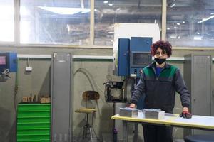 femme travaillant dans une usine moderne et préparant des matériaux pour une machine cnc. photo