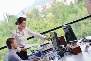 gens d'affaires lors d'une réunion au bureau photo