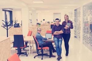 portrait de groupe de gens d'affaires au bureau moderne photo