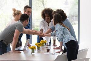 groupe de démarrage multiethnique de jeunes gens d'affaires célébrant le succès photo