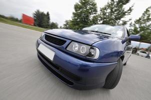 voiture rapide se déplaçant avec le flou de mouvement photo