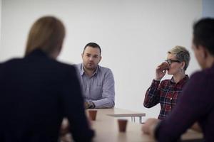 équipe commerciale de démarrage en réunion photo