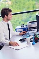 heureux jeune homme d'affaires au bureau photo