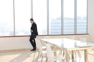 jeune homme d'affaires seul dans la salle de conférence photo