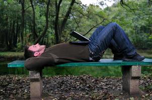 jeune homme d'affaires travaillant sur un ordinateur portable en plein air photo