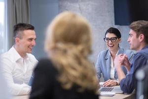 équipe commerciale de démarrage lors d'une réunion dans un immeuble de bureaux moderne photo