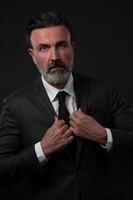 portrait d'un homme d'affaires senior élégant et élégant avec une barbe et des vêtements d'affaires décontractés en costume de réglage de studio photo