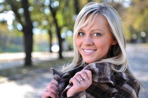 blonde jolie jeune femme souriante à l'extérieur photo