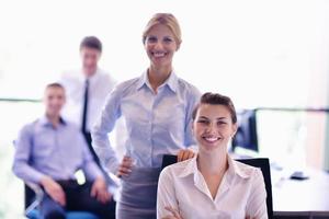 femme d'affaires avec son personnel en arrière-plan au bureau photo