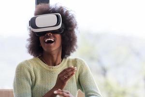 femme noire utilisant des lunettes de casque vr de réalité virtuelle