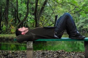 jeune homme d'affaires travaillant sur un ordinateur portable en plein air photo