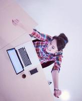 vue de dessus d'une jeune femme d'affaires travaillant sur un ordinateur portable photo