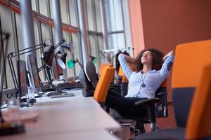 jeune femme d'affaires au bureau photo