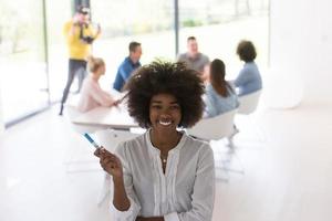 équipe commerciale de démarrage multiethnique lors d'une réunion dans un immeuble de bureaux moderne photo