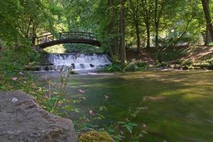 petite chute d'eau en bois photo