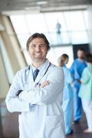 groupe de personnel médical à l'hôpital, beau médecin devant l'équipe photo