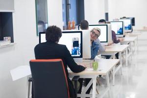 entreprise de démarrage, femme travaillant sur un ordinateur de bureau photo