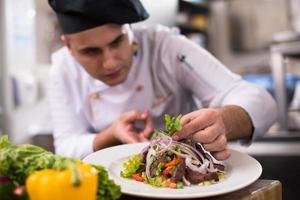 cuisinier chef décorer garnir repas préparé photo