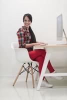 entreprise de démarrage, femme travaillant sur un ordinateur de bureau photo