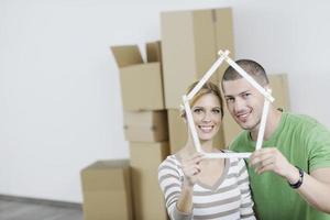 jeune couple emménageant dans une nouvelle maison photo