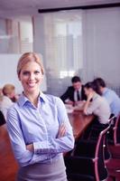 femme d'affaires avec son personnel en arrière-plan au bureau photo