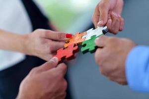 groupe de gens d'affaires assemblant un puzzle photo