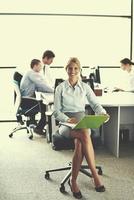 femme d'affaires avec son personnel en arrière-plan au bureau photo