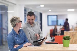 équipe commerciale de démarrage lors d'une réunion au bureau moderne photo