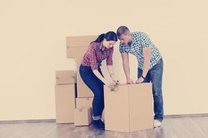 jeune couple emménageant dans une nouvelle maison photo