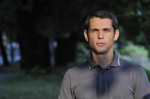 jeune homme décontracté portrait en plein air souriant photo