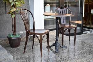 café d'été avec des chaises et une table. belle terrasse avec de beaux meubles. photo