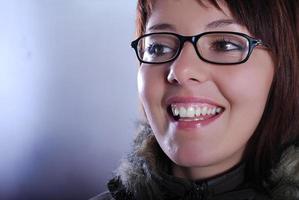 portrait d'une jeune femme portant des lunettes photo