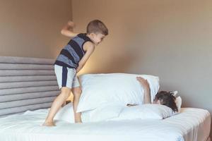 bataille d'oreillers dans la chambre. photo