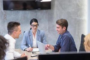 équipe commerciale de démarrage lors d'une réunion dans un immeuble de bureaux moderne photo