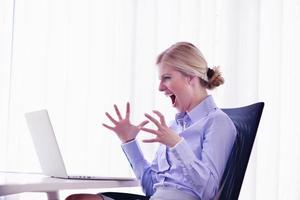 femme d'affaires au bureau photo