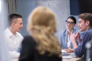 équipe commerciale de démarrage lors d'une réunion dans un immeuble de bureaux moderne photo