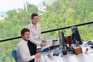 gens d'affaires lors d'une réunion au bureau photo